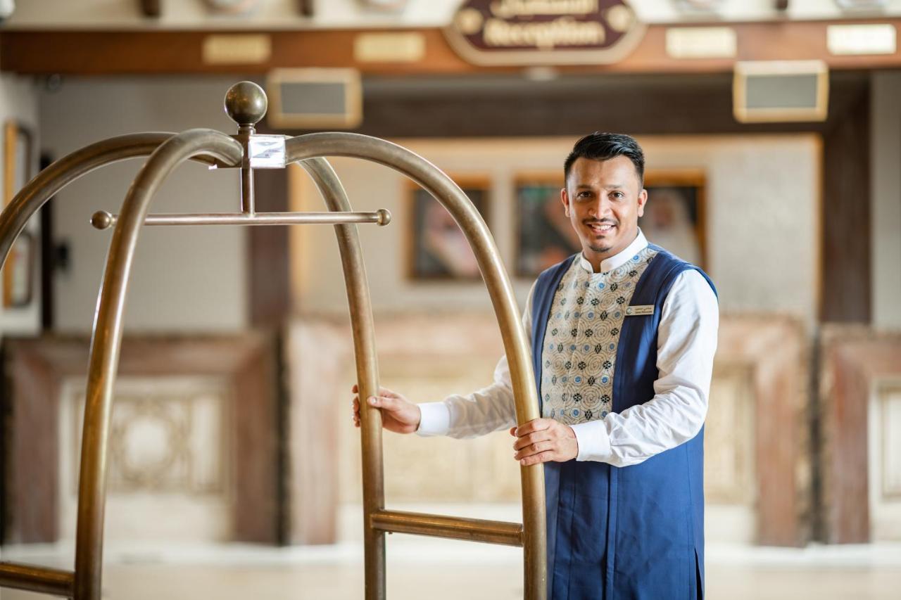 Anjum Makkah Hotel La Meca Exterior foto Receptionist at a luxury hotel