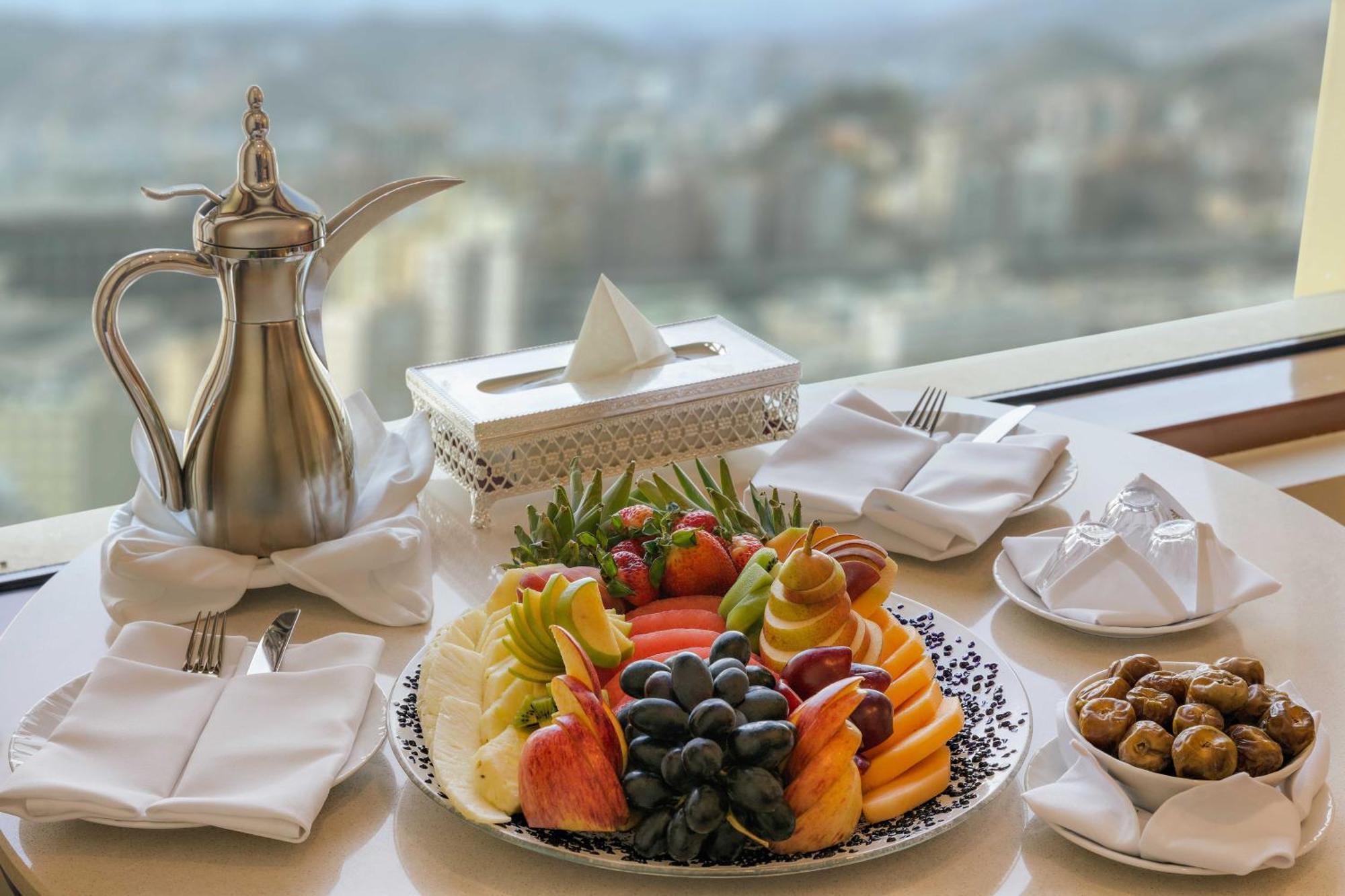 Anjum Makkah Hotel La Meca Habitación foto A traditional Arabic breakfast