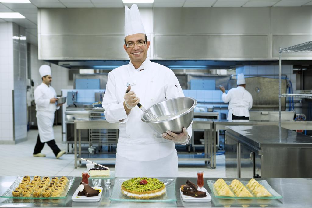 Anjum Makkah Hotel La Meca Exterior foto Chef preparing desserts