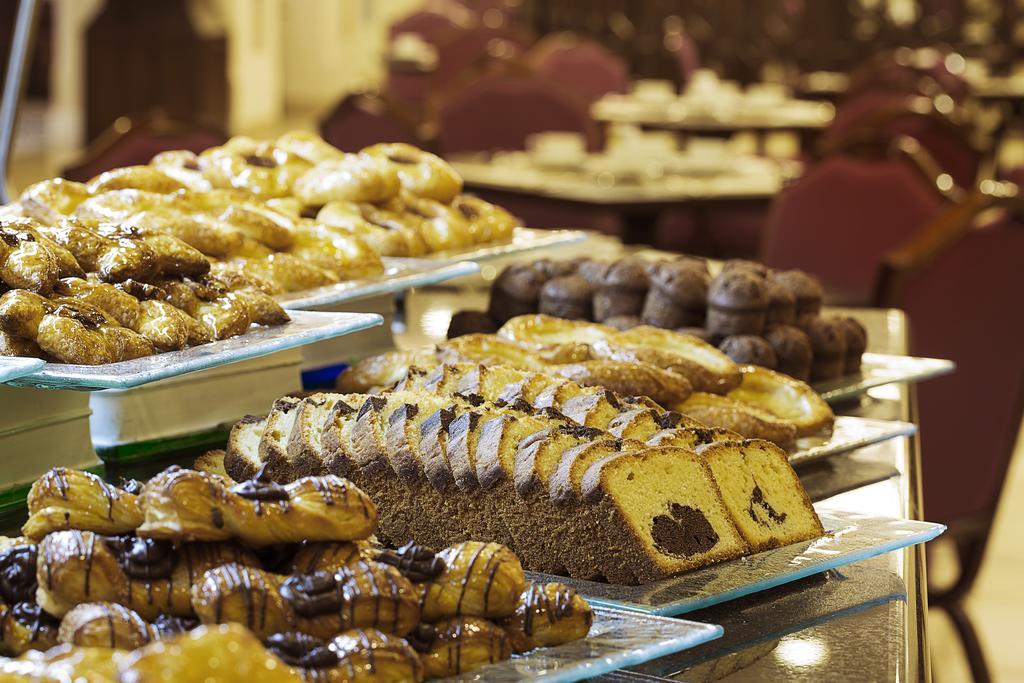 Anjum Makkah Hotel La Meca Exterior foto A selection of Italian pastries